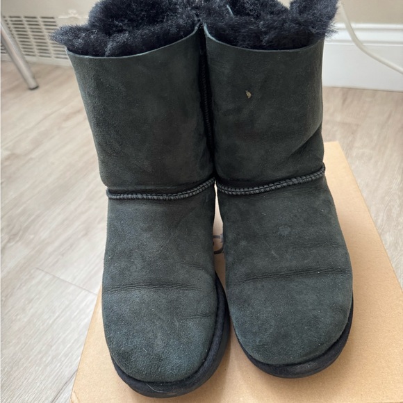 Size 7 Black Bailey Uggs in Original Box - Picture 3 of 4